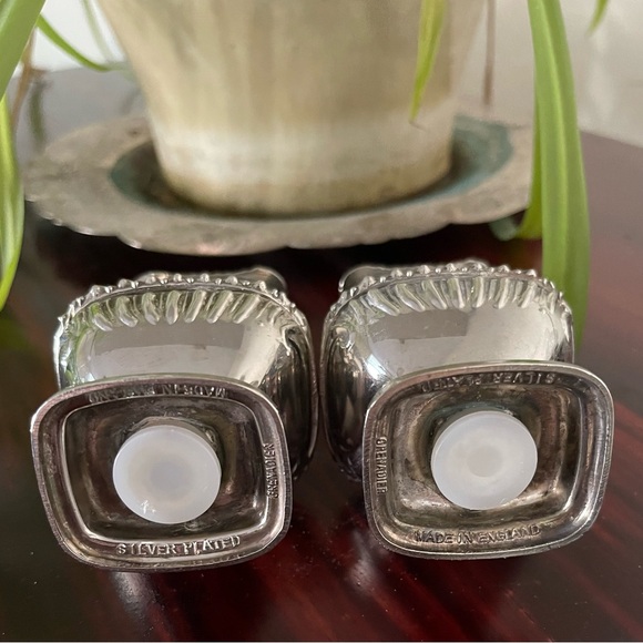 Vintage Grenadier Silver Plated Salt & Pepper Shakers - Picture 6 of 15
